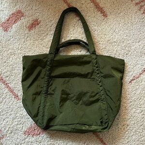 Baggu Travel Cloud Bag. Color: Seaweed.